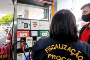 Pesquisa do Procon aponta variação de até 25,49% nos preços dos combustíveis em Maringá