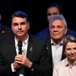 Plano de governo de Flávio Bolsonaro propõe limites ao STF e rebate discurso de Lula sobre soberania