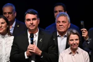Plano de governo de Flávio Bolsonaro propõe limites ao STF e rebate discurso de Lula sobre soberania