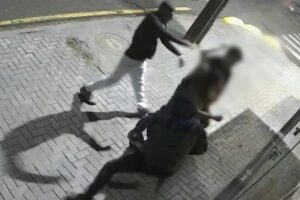 Polícia Civil divulga imagens de suspeitos de agredirem casal para realizar furto de bolsa em Maringá; VÍDEO