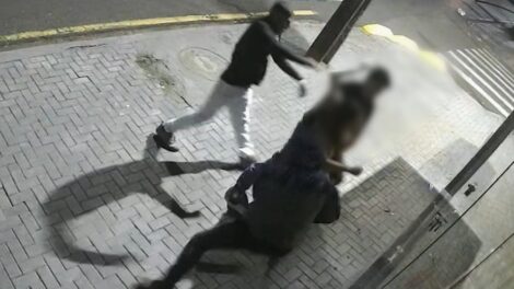Polícia Civil divulga imagens de suspeitos de agredirem casal para realizar furto de bolsa em Maringá; VÍDEO