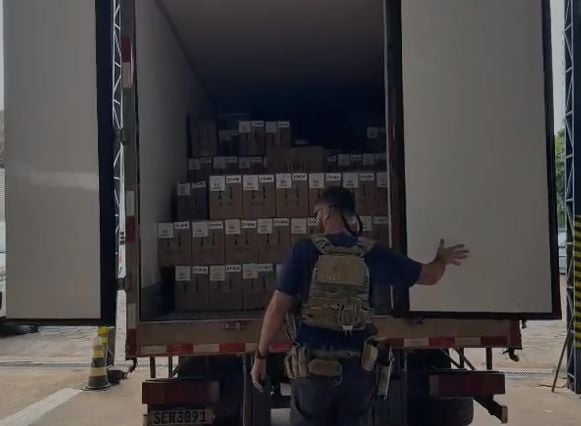 Polícia Federal apreende cerca de 2 mil celulares contrabandeados em Maringá