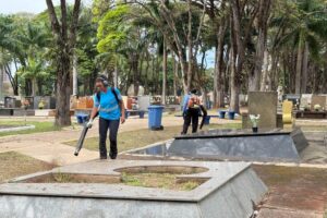Prefeitura intensifica serviços de limpeza e manutenção no Cemitério Municipal para o Dia dos Pais