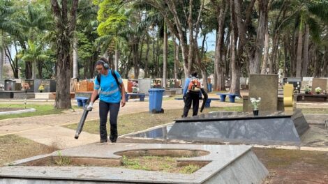 Prefeitura intensifica serviços de limpeza e manutenção no Cemitério Municipal para o Dia dos Pais