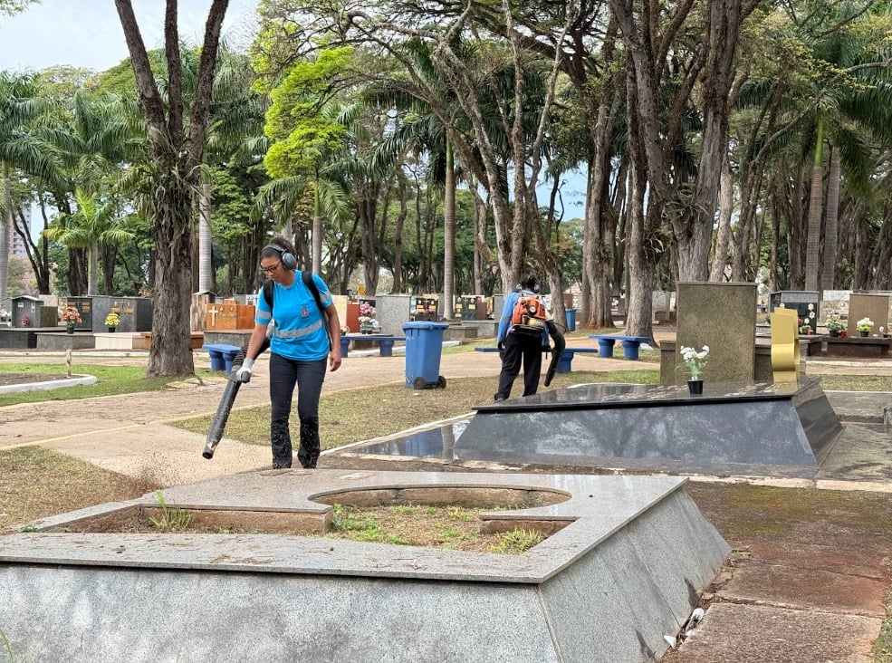 Prefeitura intensifica serviços de limpeza e manutenção no Cemitério Municipal para o Dia dos Pais