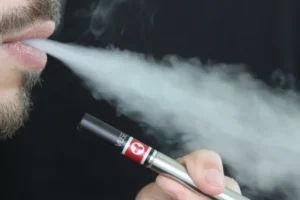 Quase perdi parte do meu pulmão após usar narguilé e cigarro eletrônico, diz jovem de 26 anos
