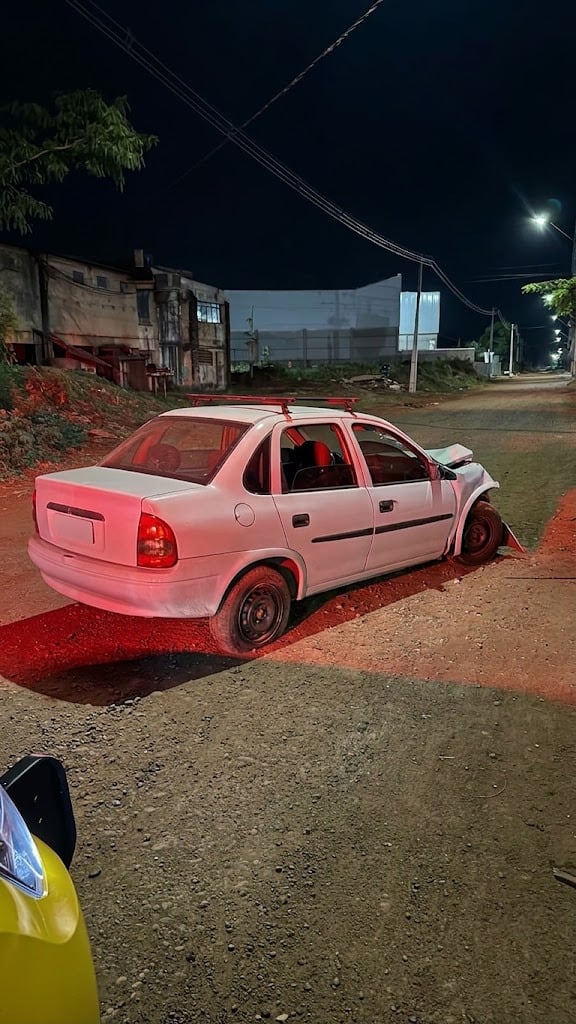 Quatro jovens são detidos pela Polícia Militar após roubarem carro e baterem em poste durante fuga em Maringá