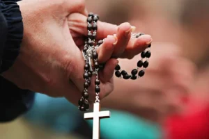 Quem é o padre do interior de SP excomungado após se juntar a fraternidade que desafia o papa