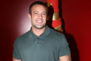 Rafael Cardoso relata luta contra dependência após internação: 'Achei que iria morrer sozinho'