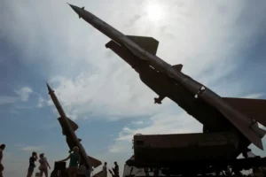 Reino Unido promete ajudar Ucrânia a fazer mísseis; Rússia ameaça