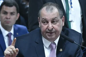 Relator da escala 6x1 promete texto na quinta (27) e avalia mudança na versão da Câmara