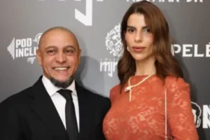 Roberto Carlos teria se convertido ao islã após casamento com empresária