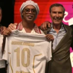 Ronaldinho Gaúcho é apresentado em clube da terceira divisão italiana