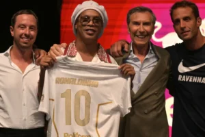 Ronaldinho Gaúcho é apresentado em clube da terceira divisão italiana