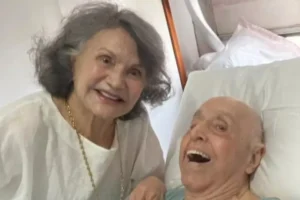 Rosamaria Murtinho mostra Mauro Mendonça em leito e preocupa fãs