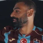 Salah chega à Turquia e veste camisa do Trabzonspor antes de exames