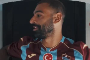 Salah chega à Turquia e veste camisa do Trabzonspor antes de exames
