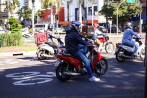 Semob reforça importância do uso correto do capacete em Maringá