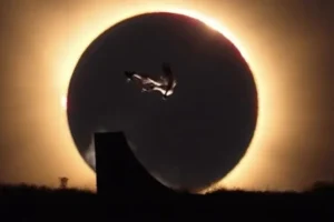 Skatista olímpico viraliza com manobra durante eclipse solar; assista