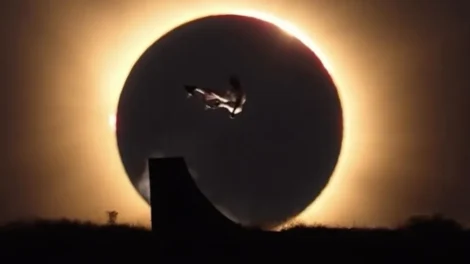 Skatista olímpico viraliza com manobra durante eclipse solar; assista
