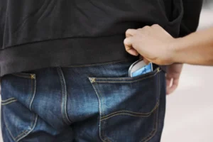 Suspeito de roubar celular de estudante no RJ se entrega e confessa crime, diz polícia