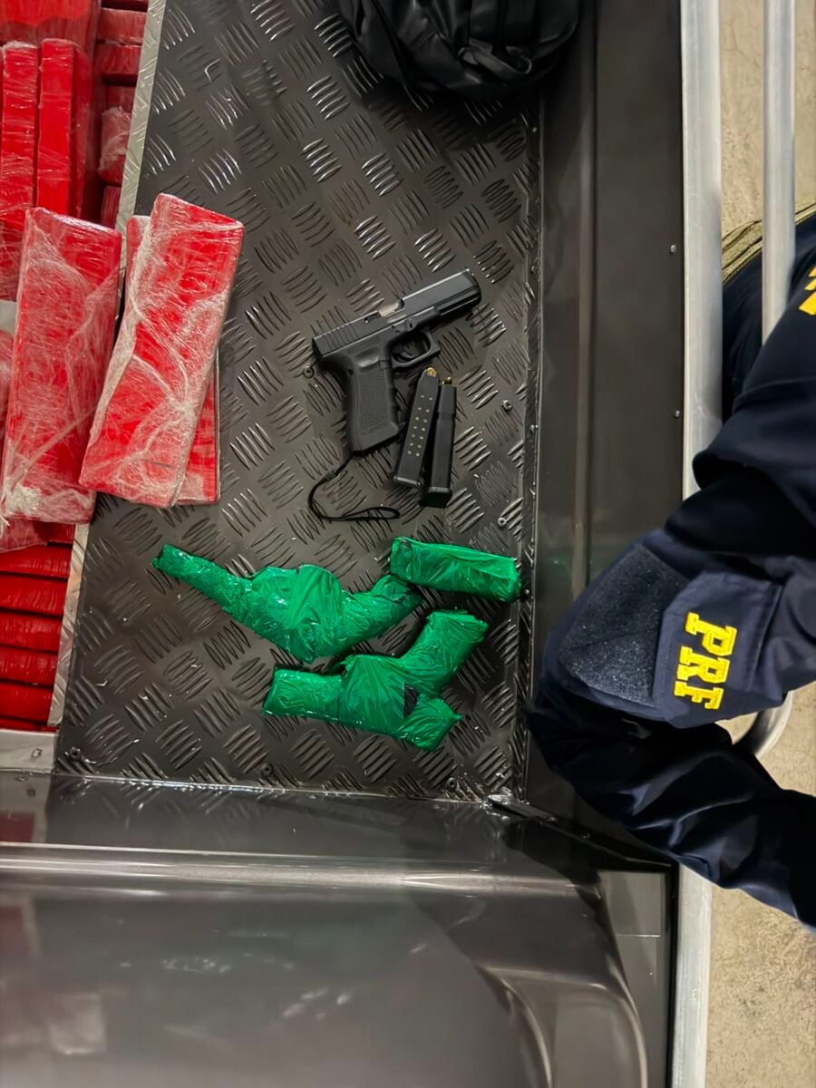 Suspeitos fogem pela mata e abandonam 380 kg de maconha em Maringá após abordagem policial