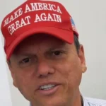 Tarcísio de Freitas diz que não colocaria o boné de Donald Trump novamente