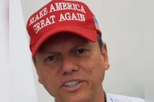 Tarcísio de Freitas diz que não colocaria o boné de Donald Trump novamente