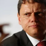 Tarcísio diz que caso 'Dark Horse' está esclarecido mesmo sem explicações de Flávio Bolsonaro