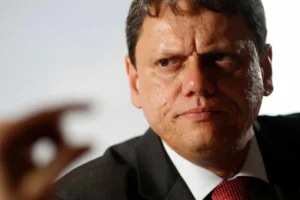 Tarcísio diz que caso 'Dark Horse' está esclarecido mesmo sem explicações de Flávio Bolsonaro