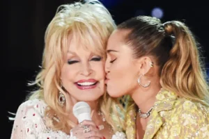 'Tenho um anjo ao meu lado', diz Miley Cyrus sobre morte de Dolly Parton
