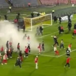 Torcedores invadem campo e protagonizam briga generalizada na Colômbia