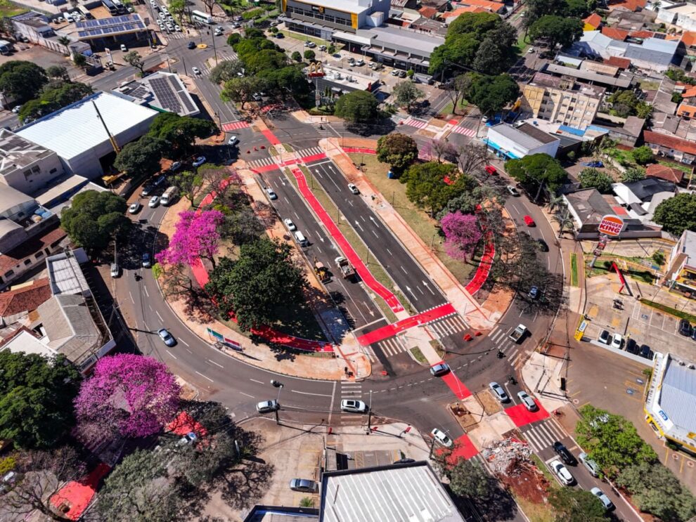 Tráfego é liberado por dentro da Praça Souza Naves, em Maringá