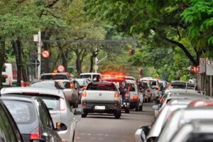 Trânsito: Operação conjunta entre PM e Semob aborda mais de 100 veículos no fim de semana em Maringá