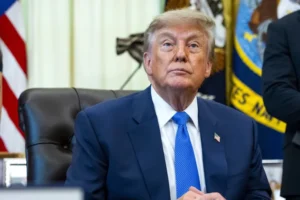 Trump ameaça bombardear Omã se país 'atrapalhar' acordo em Ormuz