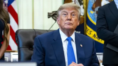 Trump ameaça bombardear Omã se país 'atrapalhar' acordo em Ormuz