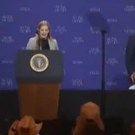 Trump corre atrás de menino no palco: "Não quero que seja como o Biden"