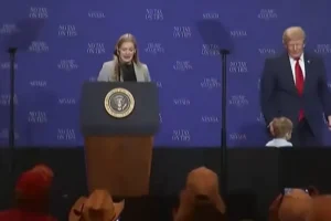 Trump corre atrás de menino no palco: "Não quero que seja como o Biden"