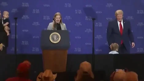 Trump corre atrás de menino no palco: "Não quero que seja como o Biden"
