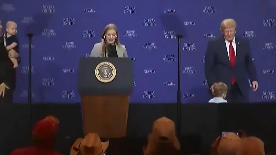 Trump corre atrás de menino no palco: "Não quero que seja como o Biden"