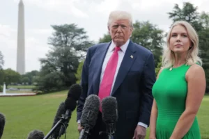 Trump perde uma peça-chave: A difícil sucessão de Karoline Leavitt