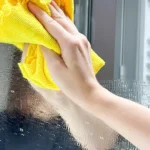 Truque simples evita espelho embaçado após o banho; veja como fazer