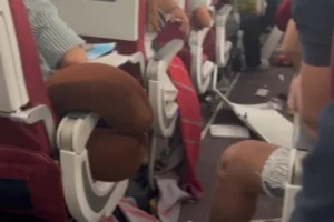 Turbulência em voo da Air India deixa 17 feridos após queda brusca; veja