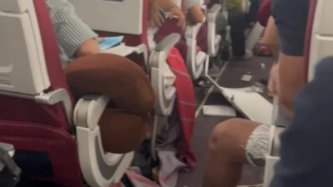 Turbulência em voo da Air India deixa 17 feridos após queda brusca; veja