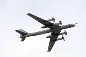Ucrânia diz ter atingido bombardeiro nuclear em base na Rússia