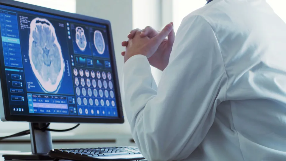 Usar ChatGPT para escrever reduz atividade cerebral? Estudo faz alerta