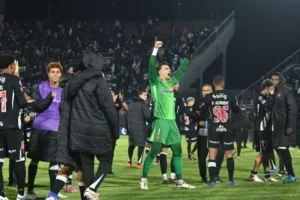 Vasco supera golaço, atropela Olimpia de virada e avança às quartas da Sula