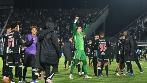 Vasco supera golaço, atropela Olimpia de virada e avança às quartas da Sula