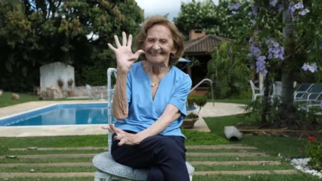 Velório de Laura Cardoso, morta aos 98 anos, reúne familiares e fãs em São Paulo