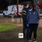 Venezuelana morre após moto invadir rotatória e colidir com poste em Maringá